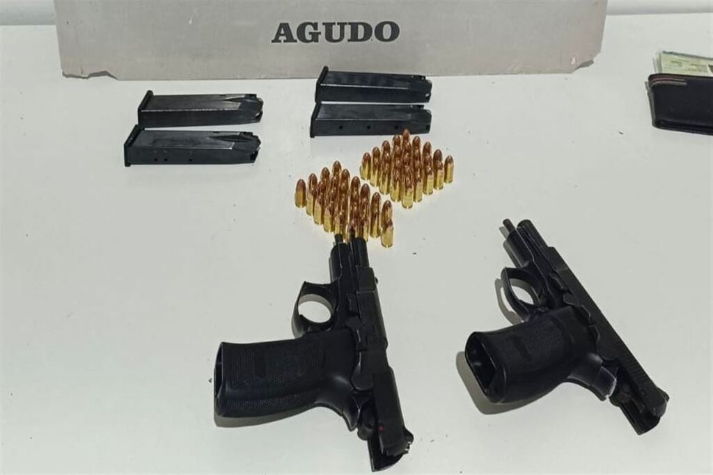 Três jovens e uma mulher são presos com duas pistolas e 50 munições em Agudo