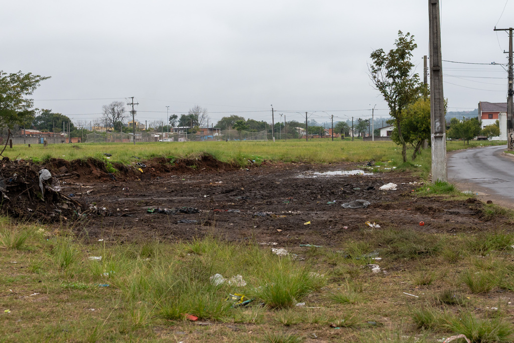 Terreno no Km 2 é limpo após sucessivos casos de descarte irregular de resíduos