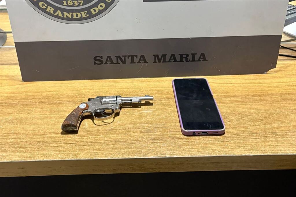 Homem é preso com revólver durante abordagem da Brigada Militar no Bairro Camobi, em Santa Maria