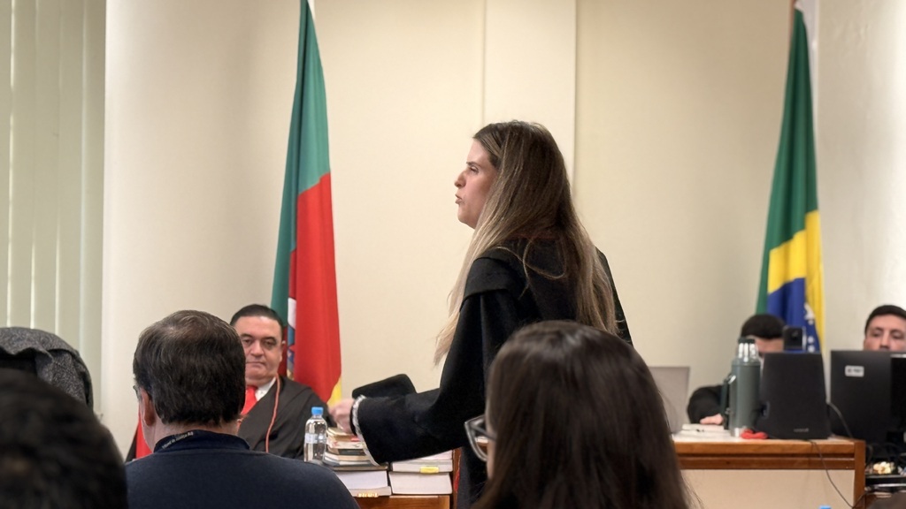 título imagem MP abre debates no último dia de julgamento defendendo dolo eventual e apresenta bastões da BM aos jurados