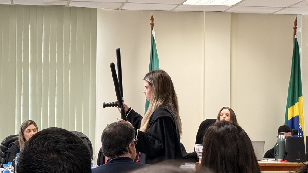 Caso Gabriel: MP abre debates no último dia de julgamento defendendo dolo eventual e apresenta bastões da BM aos jurados