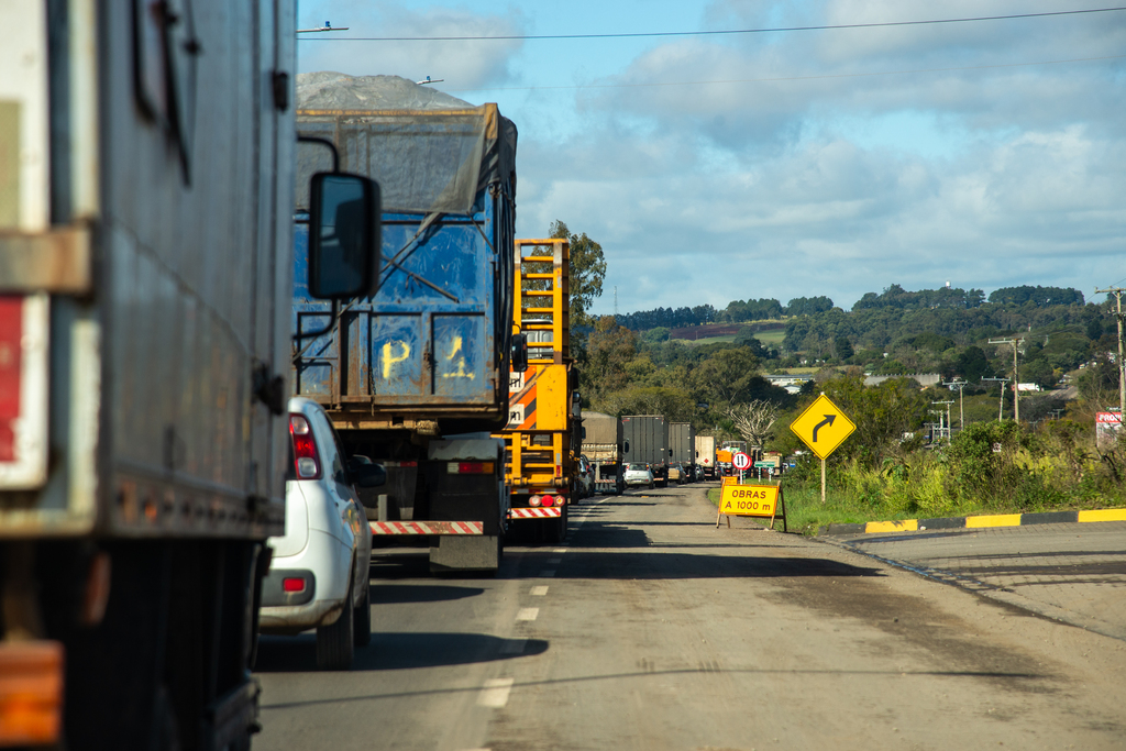 Com obras em três rodovias, Dnit alerta motoristas para bloqueios e sistema de Pare e Siga na Região Central