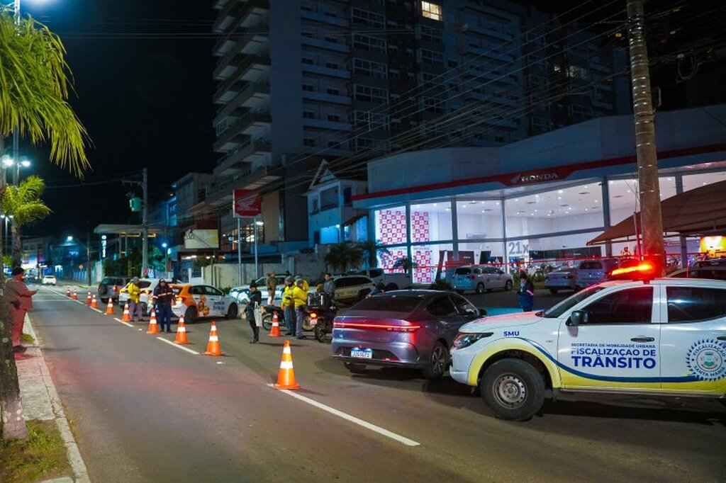 Prefeitura fiscaliza mais de 150 veículos em ação da Balada Segura na Avenida Dores