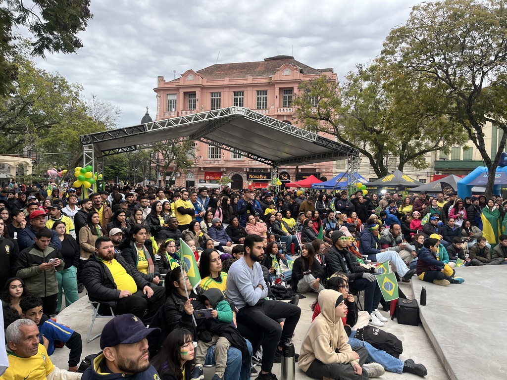 Da expectativa à frustração: torcida acompanha queda do Brasil na Praça Saldanha Marinho