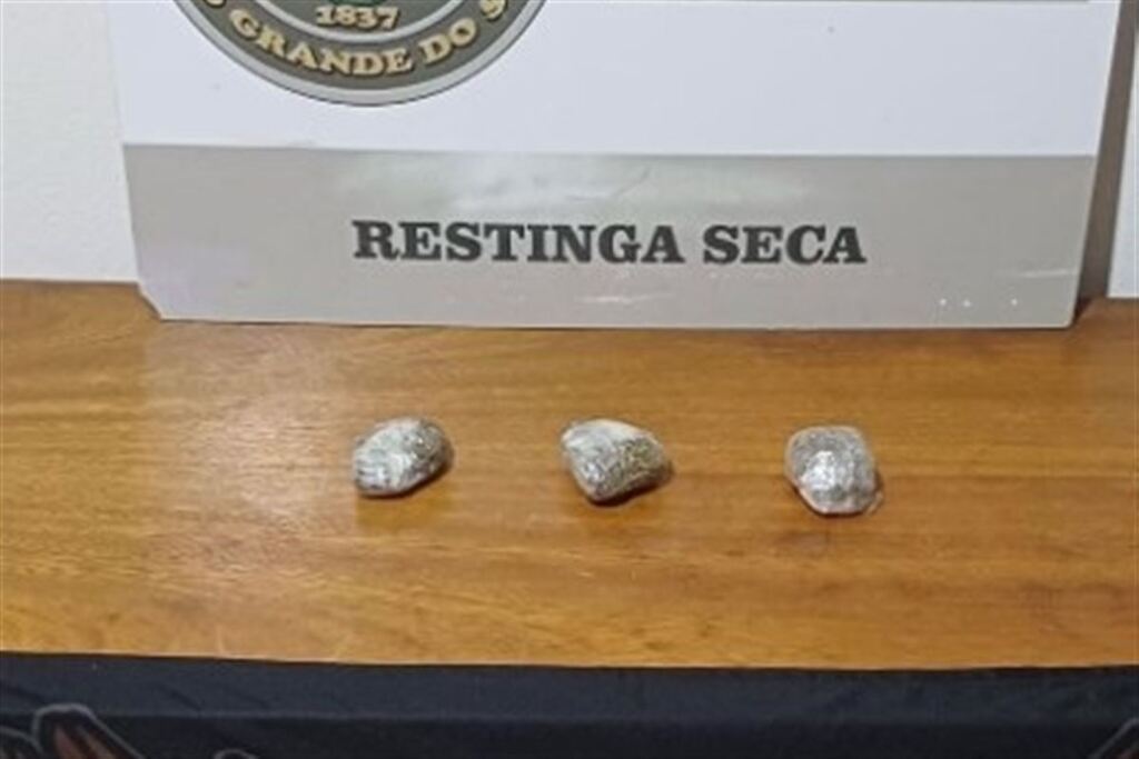 Jovem com tornozeleira eletrônica é preso e adolescente é apreendida por tráfico de drogas em Restinga Sêca