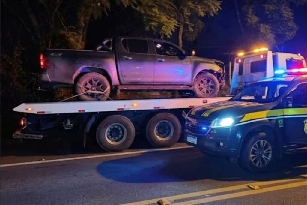 Motorista foge da PRF após abastecer sem pagar e é preso com caminhonete furtada na BR-290