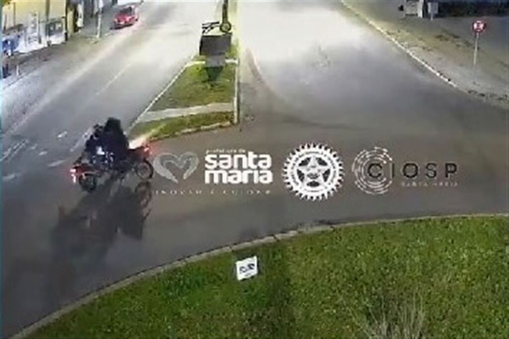 VÍDEO: Motociclista trafega na contramão de rotatória e provoca colisão frontal em Santa Maria
