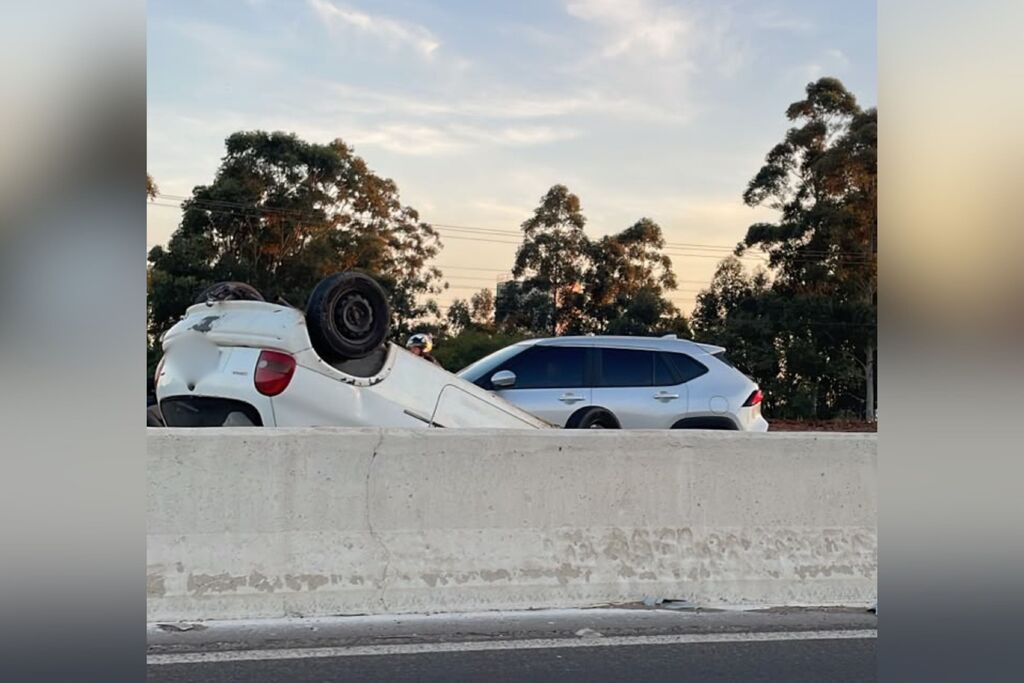 Carro capota nas proximidades do Shopping Praça Nova, em Santa Maria