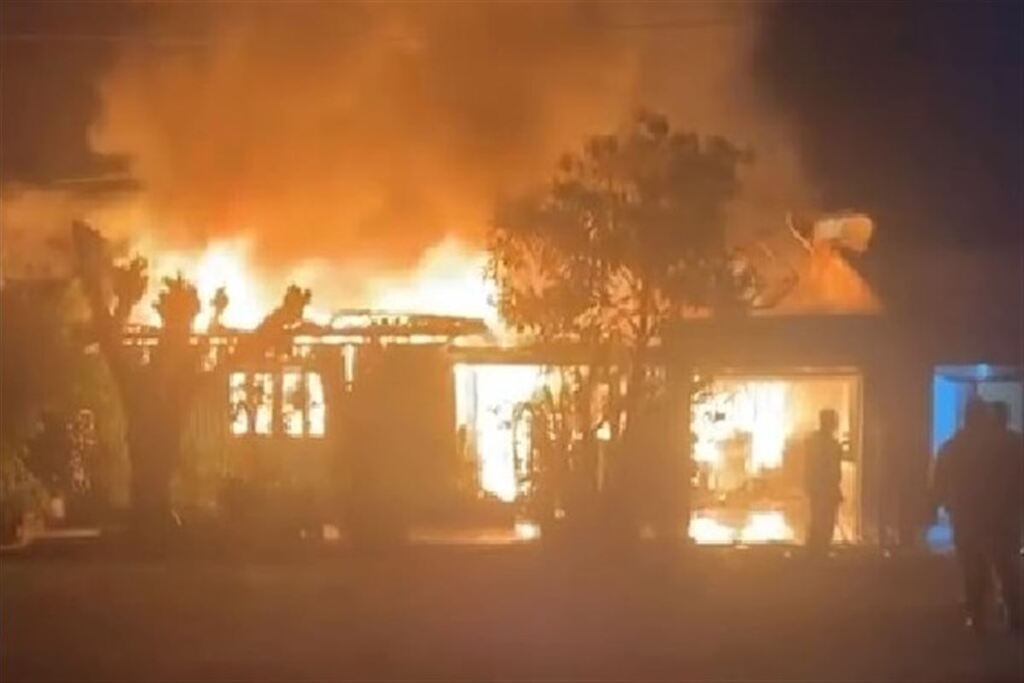 Incêndio destrói casa no Centro de Agudo e mobiliza bombeiros durante a madrugada