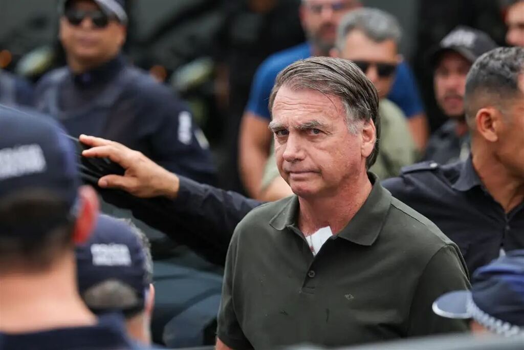 título imagem Polícia Federal faz nova busca na casa de Bolsonaro em Brasília à procura de armas