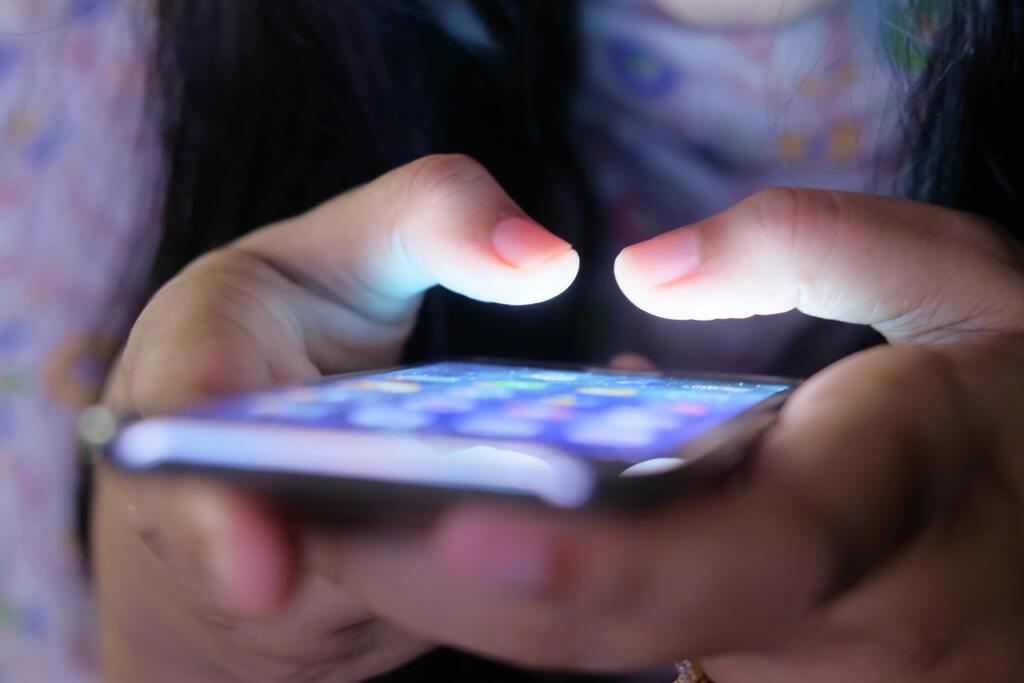 Senado aprova projeto com penas maiores para violência sexual digital contra crianças e adolescentes