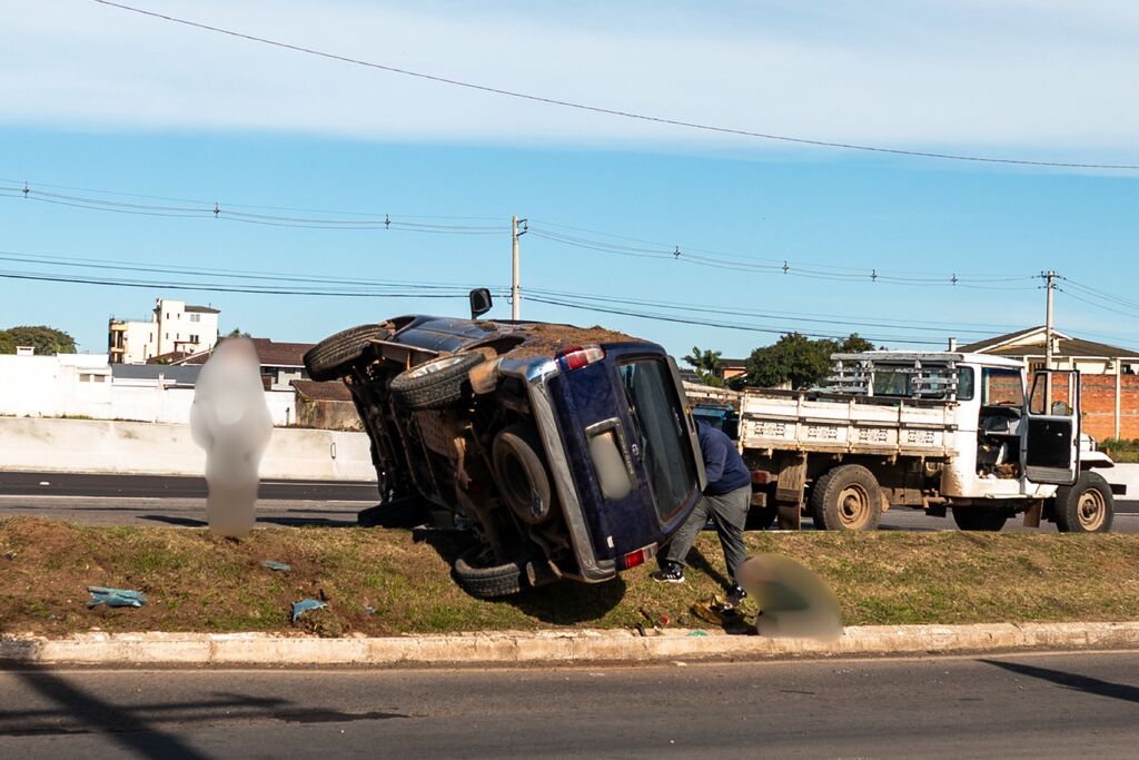 Caminhonete se envolve em acidente próximo ao viaduto da Uglione, em Santa Maria