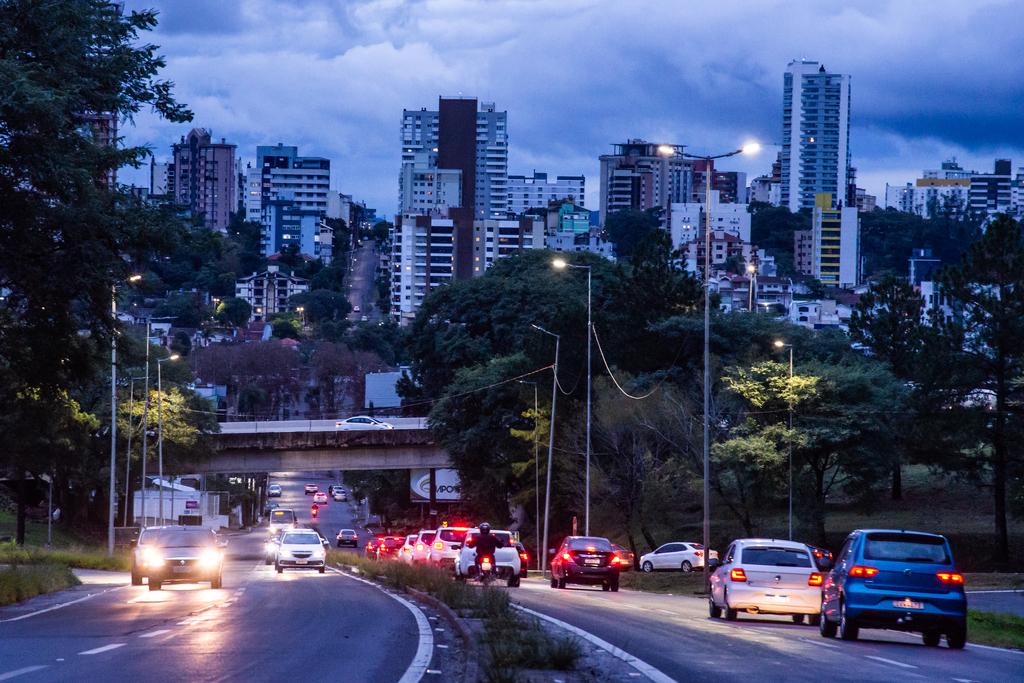Alta umidade, chuva fraca e temperaturas amenas marcam o fim da semana, mas frio intenso tem data para voltar