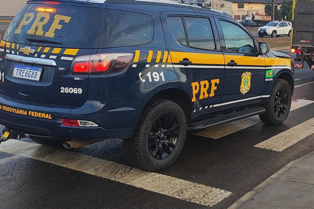 Colisão entre moto e caminhão provoca estreitamento de pista e lentidão na BR-392, em Santa Maria