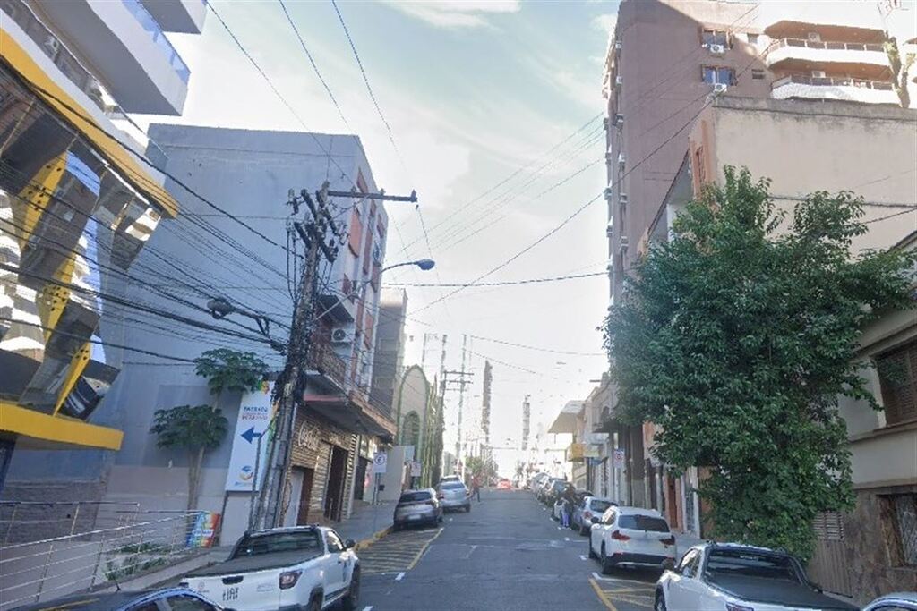 Motociclista atinge carro estacionado e foge do local no Centro de Santa Maria