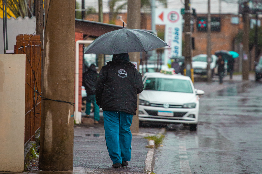 Massa de ar frio mantém baixas temperaturas no início da semana, mas calor e chuva voltam a partir de quinta