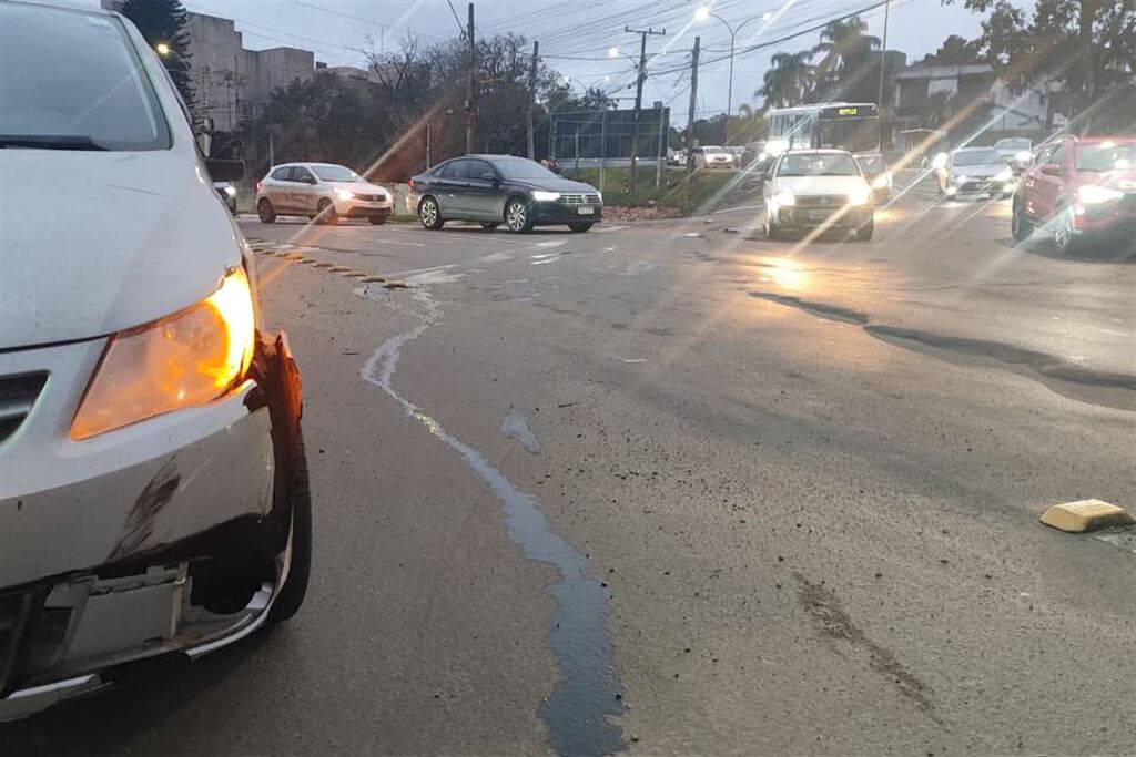 Motociclista fica ferido após colisão com veículo em rotatória de Santa Maria