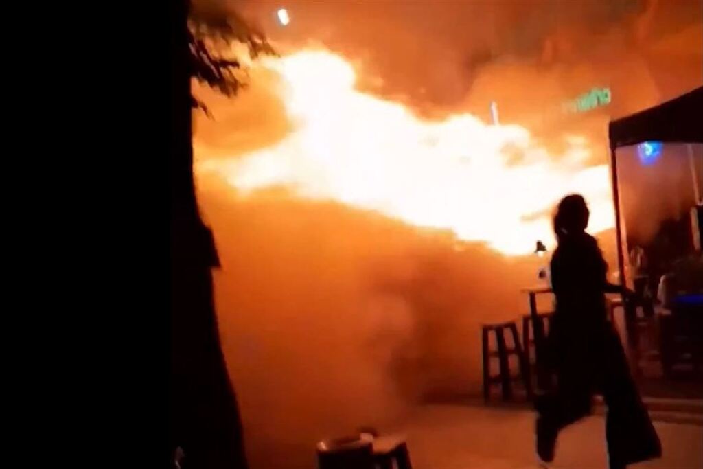 Incêndio em bar na Tailândia deixa 27 mortos; autoridades investigam falhas na segurança
