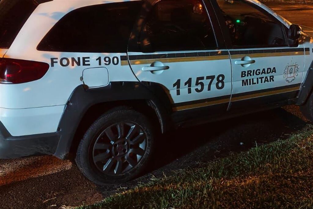 Jovem é assaltado por trio armado e tem celular e carteira roubados em Santa Maria