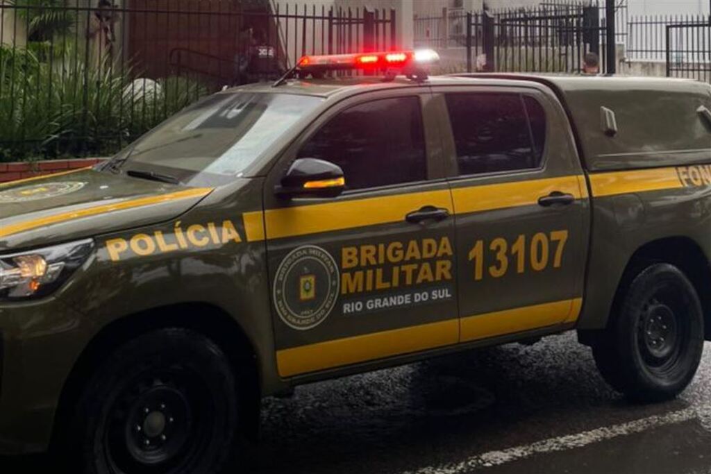 Após denúncia de violência doméstica, jovem é preso com armas e drogas em Santa Maria