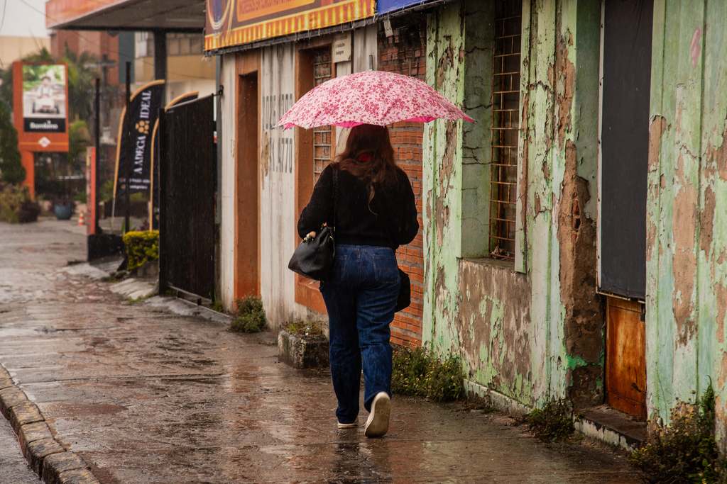 Chuva pode superar 150 mm em pontos do RS, e meteorologista alerta para período prolongado de instabilidade