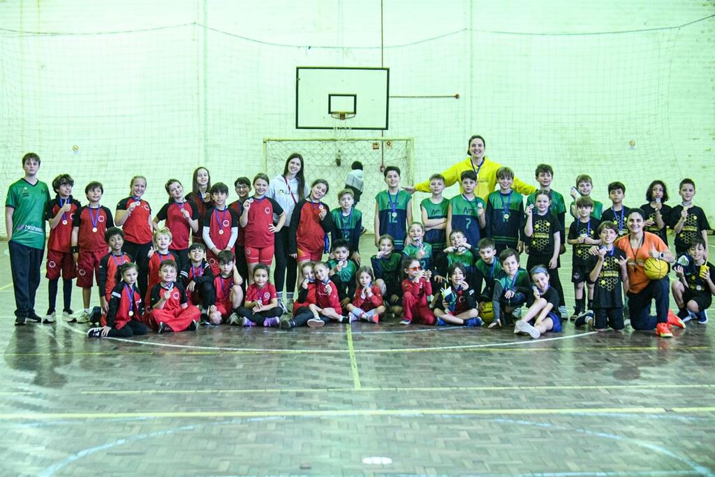 Evento de basquete reúne cerca de 60 crianças em Camobi