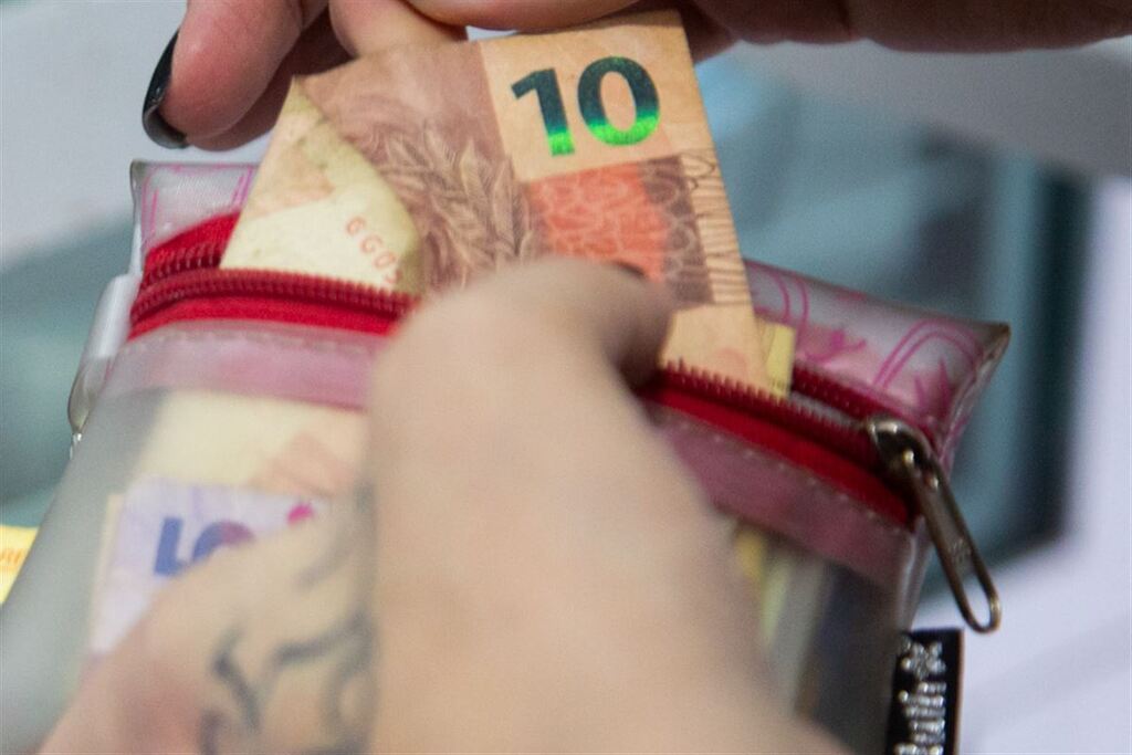 Jovem pede abrigo e esfaqueia dono de imóvel múltiplas vezes, após acusá-lo de roubar R$ 10