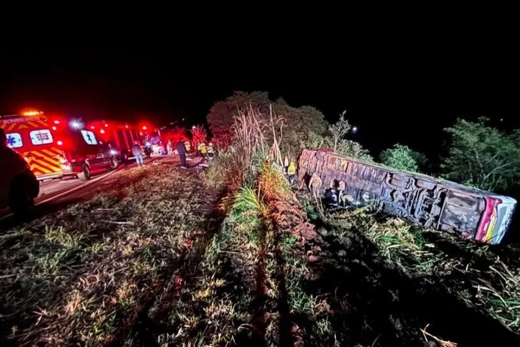 Ônibus de turismo que saiu de Gramado tomba em ribanceira e deixa três mortos em Santa Catarina