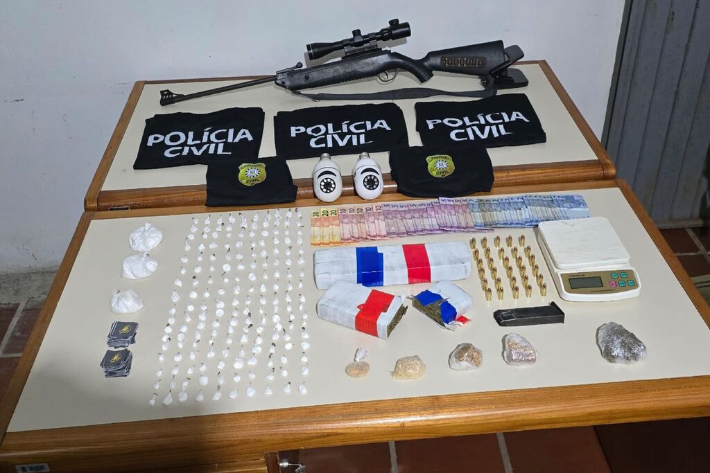 título imagem Mulher é presa por tráfico de drogas em cidade da região; entre os materiais apreendidos estão camisetas da Polícia Civil e munições