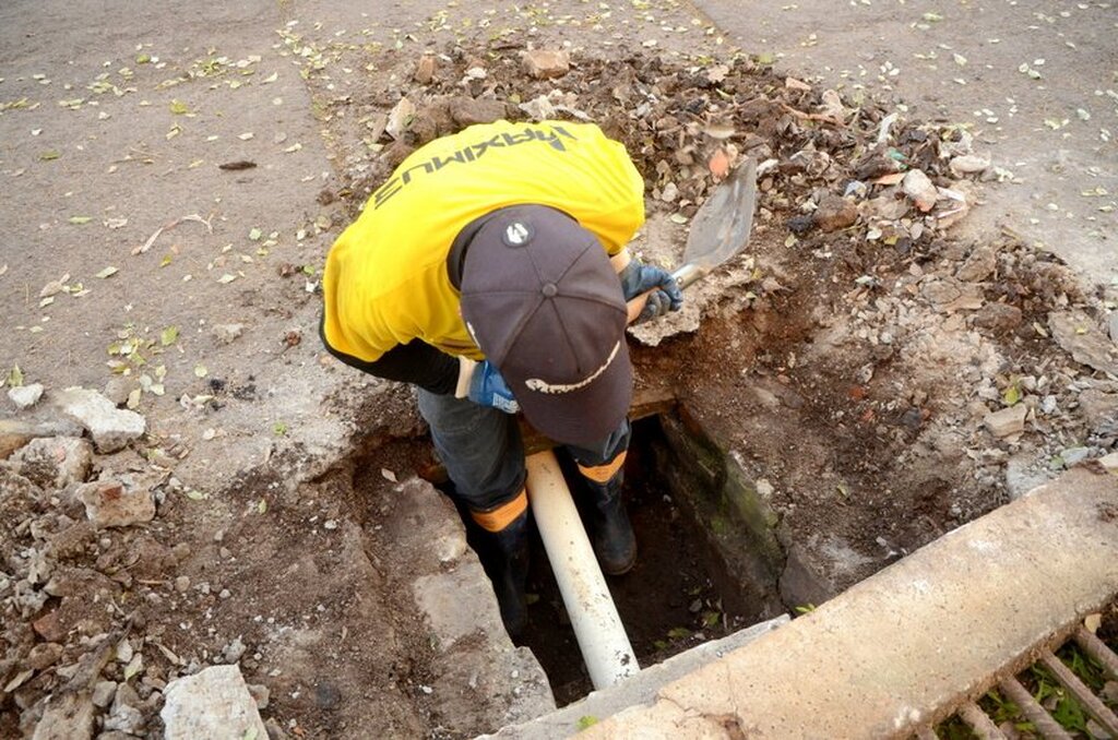 Limpeza de bueiros é intensificada para reduzir risco de alagamentos em Santa Maria