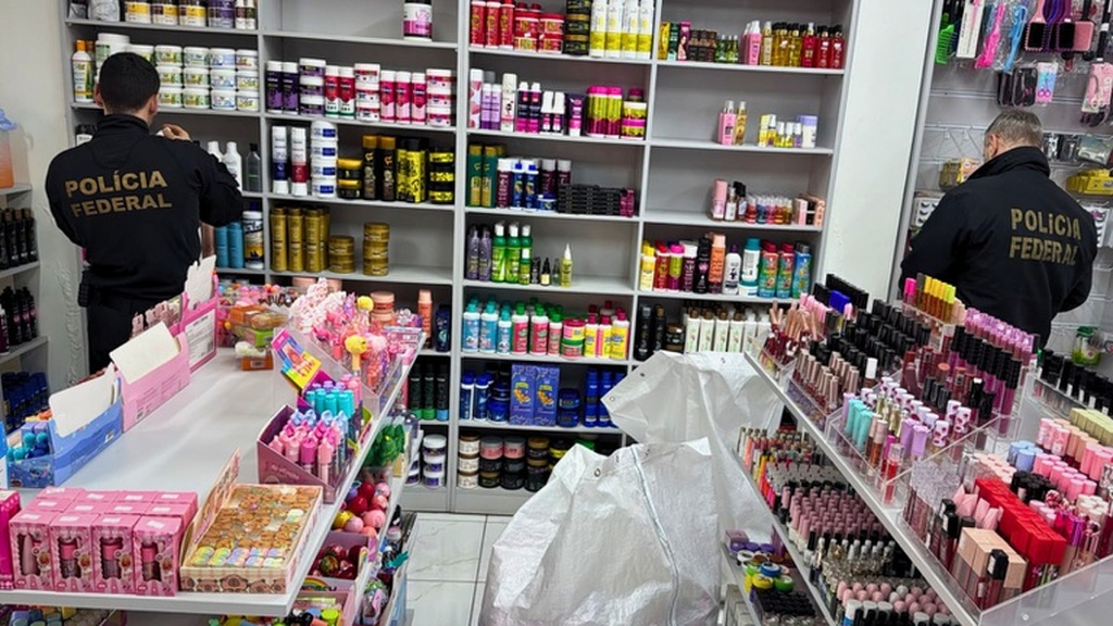 título imagem Polícia Federal cumpre mandados judiciais na região em investigação contra a importação ilegal de perfumes e bebidas