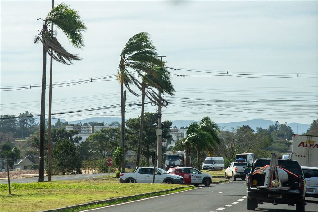 Ventos de até 70 km/h atingem Santa Maria e Defesa Civil registra sete destelhamentos