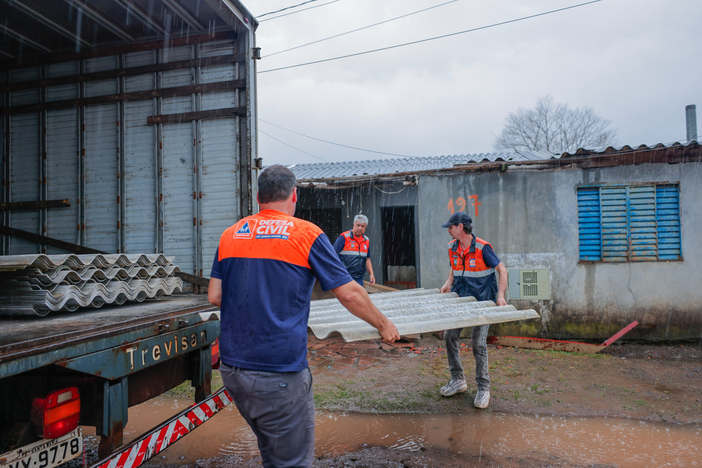 título imagem Defesa Civil entrega telhas para moradores de mais de 10 bairros atingidos em Santa Maria