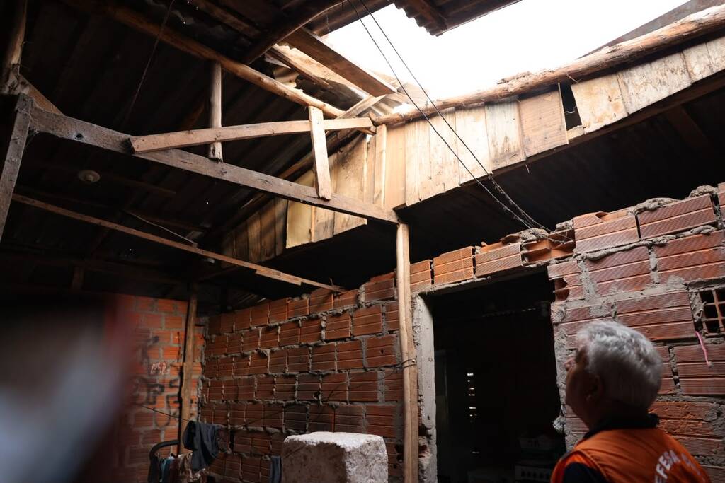 Defesa Civil entrega telhas para moradores de mais de 10 bairros atingidos em Santa Maria
