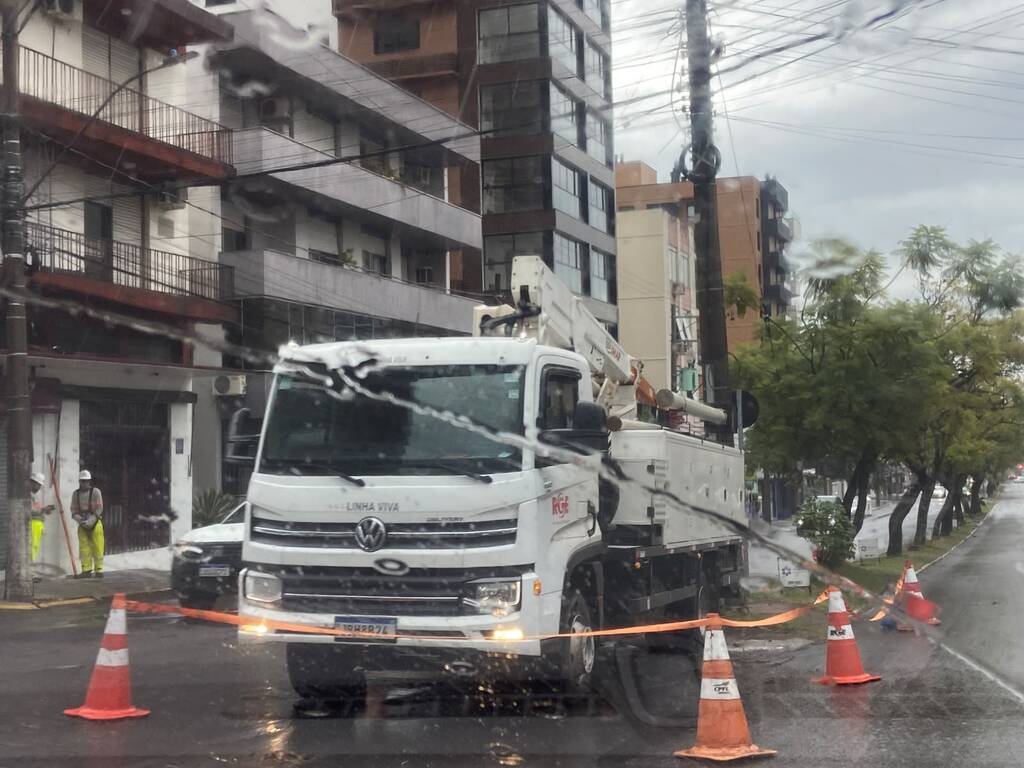 Com rajadas de vento de até 90 km/h, Defesa Civil atende 67 ocorrências de destelhamento em Santa Maria