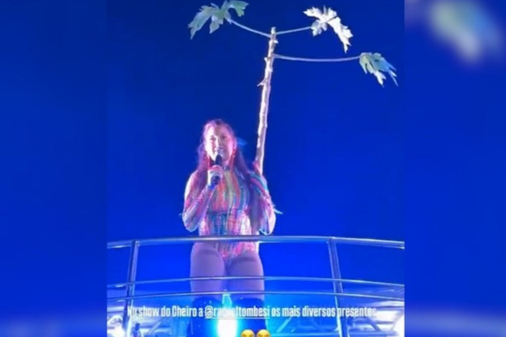 Santa-mariense vocalista da banda Cheiro de Amor ganha pé de mamão de presente em show