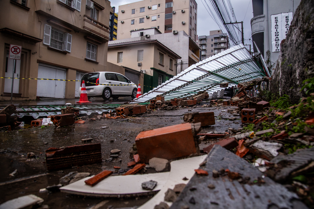 Santa Maria contabiliza estragos após sequência de ventos fortes e chuva; mais de 90 famílias precisaram de auxílio