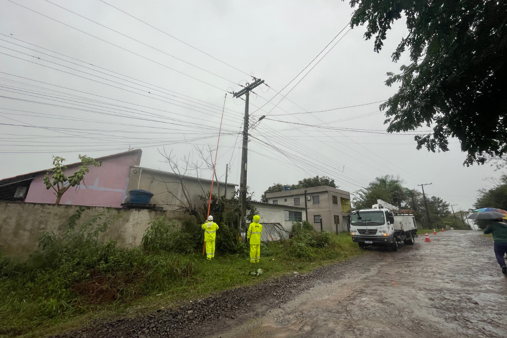 título imagem Após mais de 48 horas de instabilidade, moradores do Bairro Diácono João Luiz Pozzobon cobram solução para falta de energia