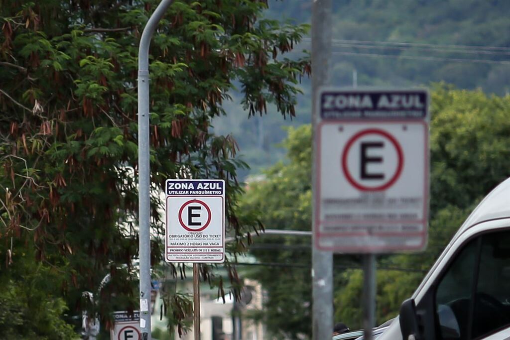 Colombiano é notificado pela PF a deixar o país, após cobrar por estacionamento em avenida de Santa Maria