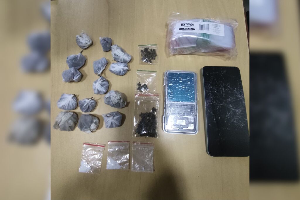 Jovem é preso por tráfico ao tentar jogar drogas no vaso sanitário em cidade da região