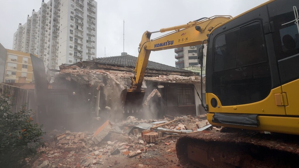 Começa a demolição da fachada do restaurante Augusto e do prédio em frente; veja o que será feito