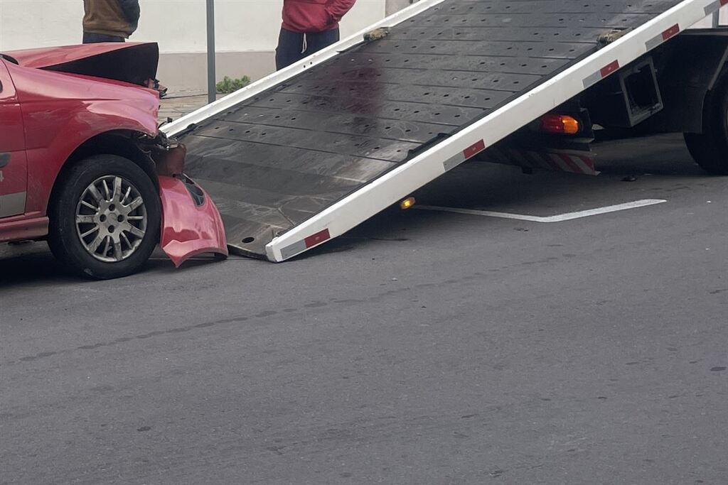 Dois veículos colidem em cruzamento da região central de Santa Maria