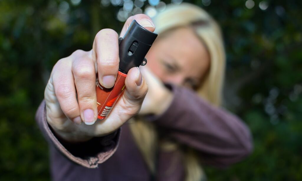 Nova lei autoriza mulheres maiores de 18 anos a comprar e portar spray de pimenta para defesa pessoal
