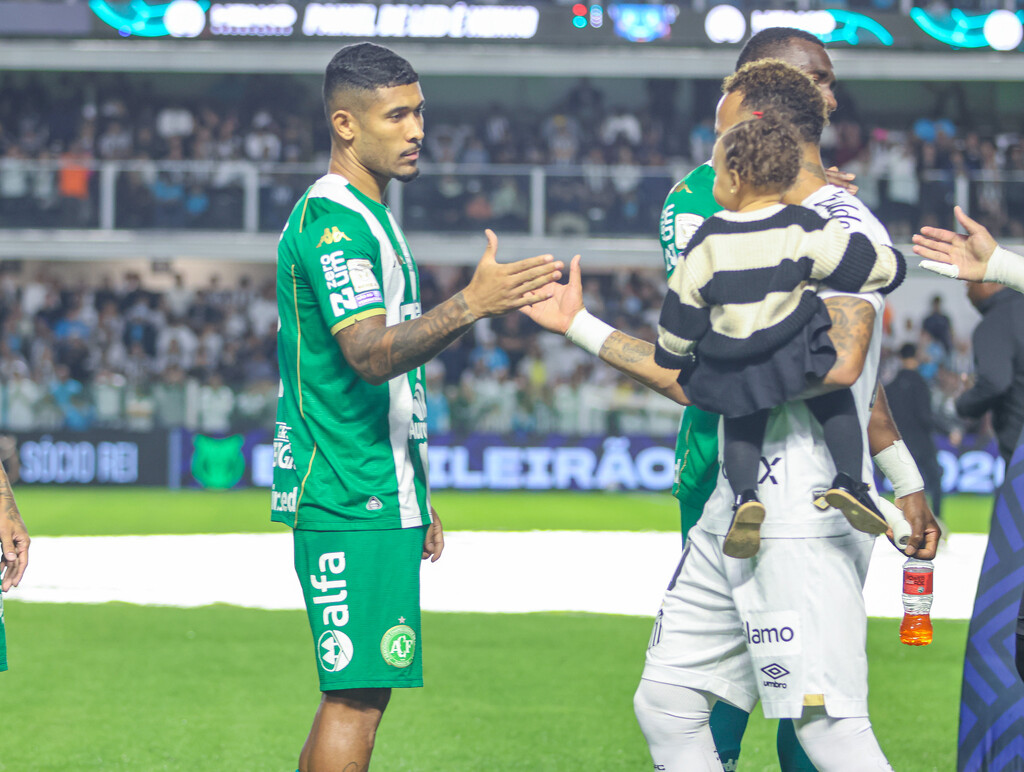 Um dia após ser contratado, lateral santa-mariense estreia como titular contra o Santos de Neymar