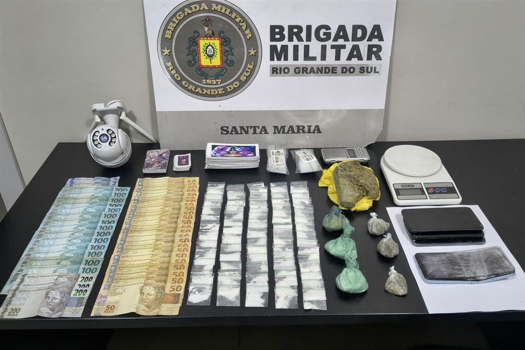 Venda de cocaína em frente à residência de suspeito termina com dupla presa em Santa Maria