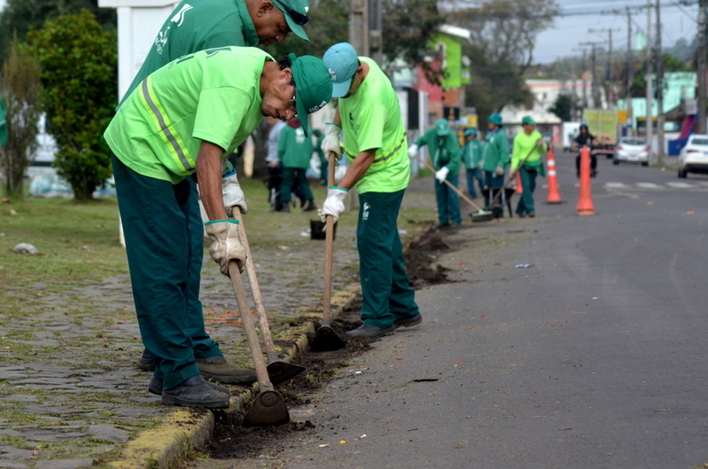 Limpeza da drenagem e tapa-buracos são intensificados antes da previsão de chuva em Santa Maria