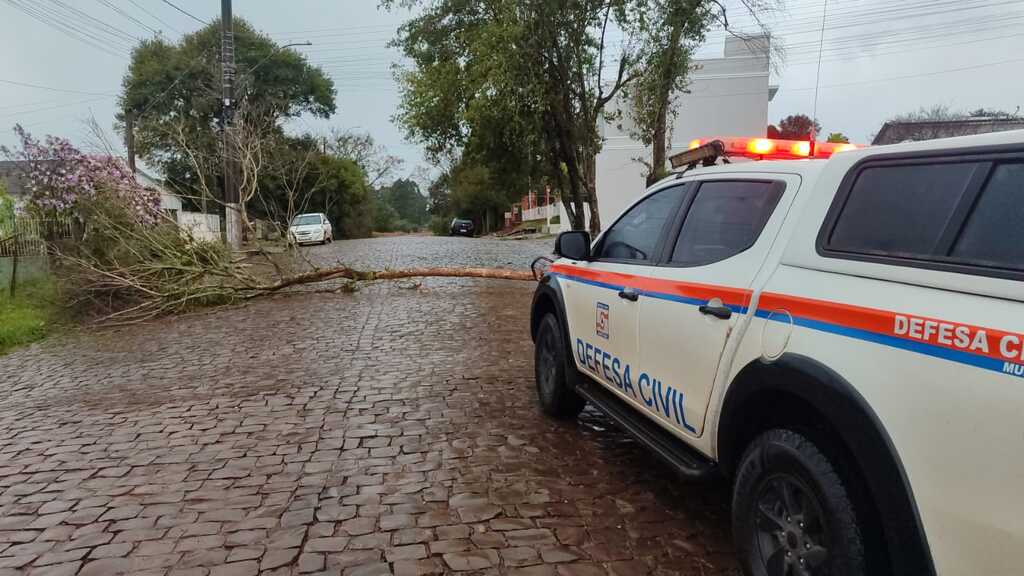 Rajadas de vento de até 145 km/h atingem Santiago; temporal bloqueia acessos em Agudo