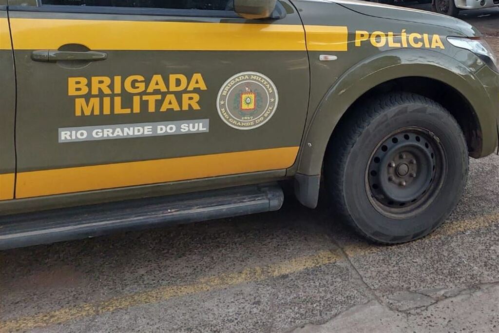 Motorista embriagado bate caminhonete contra muro de residência e acaba preso em Santa Maria