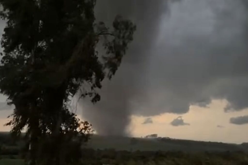 VÍDEO: Tornado é registrado em cidade no noroeste do Estado e deixa rastro de destruição