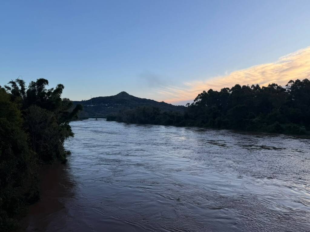 Rio Jaguari atinge cota de inundação e prefeitura inicia retirada de famílias; nível pode chegar a 10,3 metros